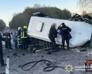 На трасі зіткнулися мікроавтобус та легковик: є жертви