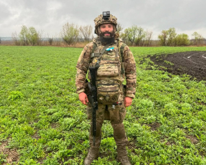 Віктор Розовий показав, як встає з крісла колісного і робить перші кроки