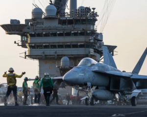 Американський винищувач впав з авіаносця і затонув у морі