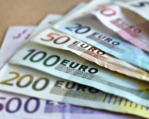 Курс євро рвонув униз, що з доларом