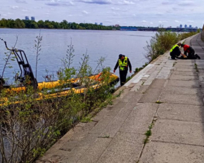 В Киеве женщина упала с Пешеходного моста в Днепр и погибла