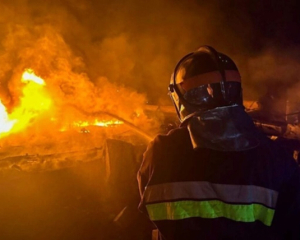 Росіяни дронами обстріляли Запоріжжя: були влучання у будівлі, під завалами можуть бути люди