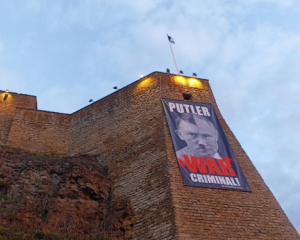 Естонський музей біля кордону з РФ знову порівняв Путіна з Гітлером на плакаті