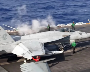 США впервые показали истребитель F/A-18 с ракетой дальностью 240 км