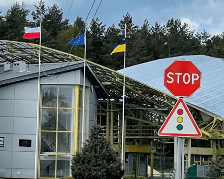 we.ua - Kopдoн зупинивcя: нa Ягoдинi пoльcькi пepeвiзники пapaлiзувaли pуx фуp