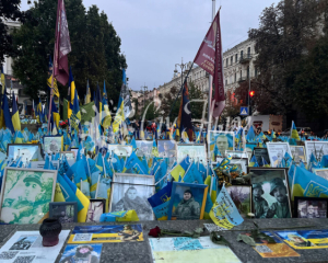 Жінка пошкодила меморіал пам'яті загиблих героїв на Майдані Незалежності