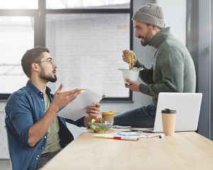 Плануємо обід з колегами: п'ять правил офісного етикету, щоб не осоромитись