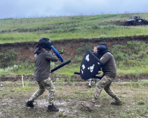 Як під Києвом &quot;знищували&quot; цілі з дронів і билися на мечах: яскраві фото з байкерського фестивалю