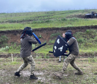 Як під Києвом "знищували" цілі з дронів і билися на мечах: яскраві фото з байкерського фестивалю