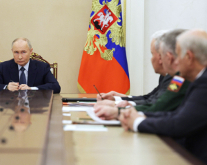 Путин держит на должностях чиновников-стариков, чтобы сохранить власть - британская разведка