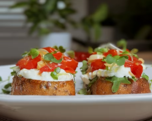 Вкус лета на хрустящем хлебе: записывайте лучший рецепт тостов с бурратой и томатами
