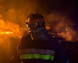В Голосеевском районе зафиксировано падение обломков вражеского БПЛА: повреждены дома, есть раненые