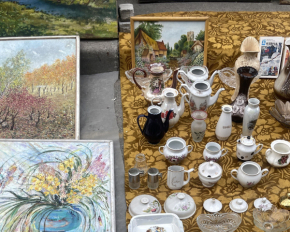 Брошка за $15 тис., рідкісні годинники і пікантні ляльки: як і чим торгують під час війни на одній з найбільших барахолок України