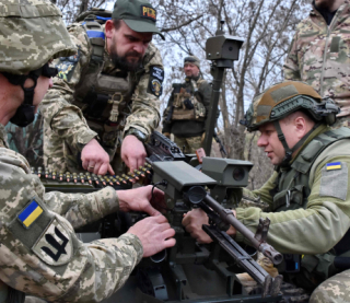 Як Україні вдається протистояти "потрійній удавці" від РФ: світові ЗМІ написали