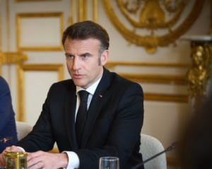 Макрон прокоментував ляпас від дружини у літаку