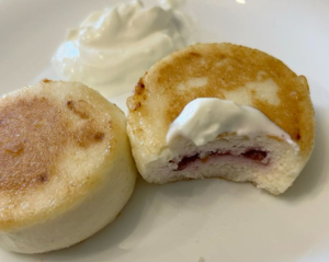 Клубника в каждом сырнике: записывайте вкусный рецепт для завтрака