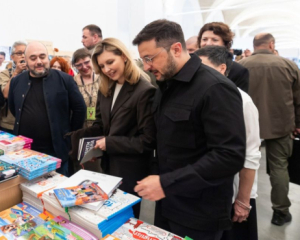 Зеленские сходили на &quot;Книжный Арсенал&quot;: какие книги купили президент и первая леди