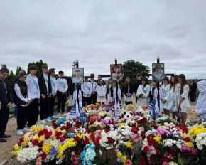 В День последнего звонка ученики лицея почтили память одноклассника, которого убила российская ракета