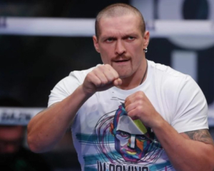 Божевільний виклик: команда Джейка Пола веде переговори про бій з Усиком