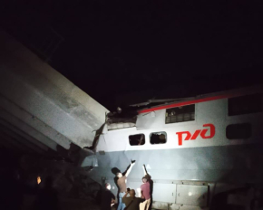 На Брянщині обвалився міст, під яким проходив потяг: є загиблі