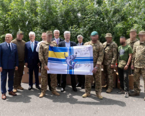 Порошенко вместе с западными политиками встретился в Одессе с военными и передал им партию дронов и техники