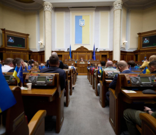 Депутати знову хочуть сидіти на двох стільцях