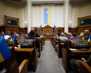 Депутати знову хочуть сидіти на двох стільцях