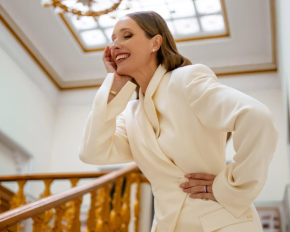 Екатерина Осадчая устроила фотосессию на лестнице в изысканном образе