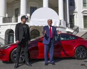 Трамп якобы решил избавиться от своей Tesla после ссоры с Маском - CNN