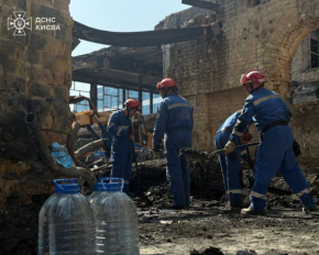 Что происходит сейчас на месте смертельного удара по столичной Соломенке: новые кадры