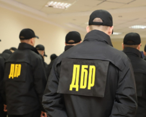 Мільйони готівкою та арешти: ДБР розслідує масштабну схему в армії