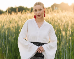 Дружина Віктора Павліка влаштувала тематичну фотосесію на полі