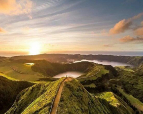 Вулканические озера и чайные плантации: чем поражают туристов "европейские Гавайи"