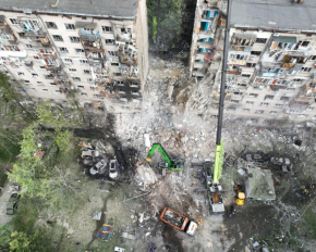 Що зараз відбувається на місці обстрілу у Києві