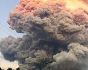 Вулкан в Индонезии выбросил в воздух 16-километровое облако пепла