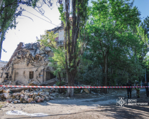 Обстріл Краматорська: з-під завалів вилучили тіла загиблих