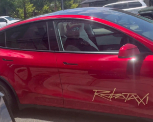 Tesla розпочала тестування роботаксі та перевозить пасажирів за гроші у Техасі