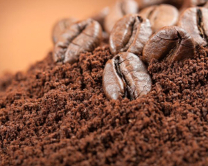 Кавова гуща замість добрив: екологічний лайфхак для здорового газону