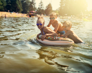 Купатися без ризику застуди: яка температура води є комфортною