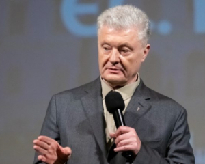 Порошенко заявив, що військовим у Чернівцях заборонили приймати від нього техніку