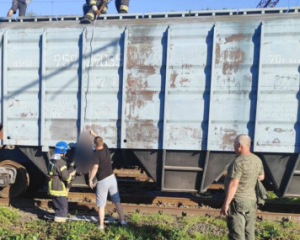 На залізниці в Ніжині від удару струмом загинув підліток, ще одна дівчина в реанімації