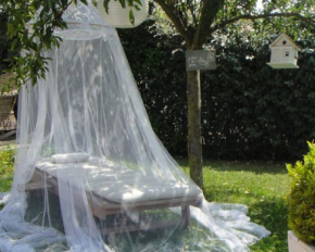 Сон на балконе или в саду: как обустроить спальню под открытым небом, когда в комнате нечем дышать