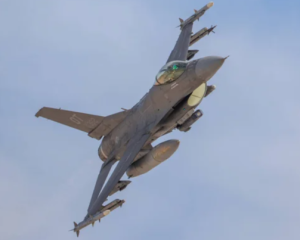 F-16 перехватил самолет, нарушивший воздушное пространство над гольф-клубом Трампа