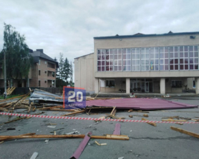 Зірвані дахи, повалені дерева і розбиті дороги: шквальний вітер паралізував Тернопільщину