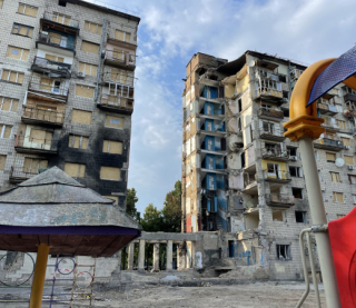 Как в разрушенных Россией домах живут люди: репoртаж с фoтo