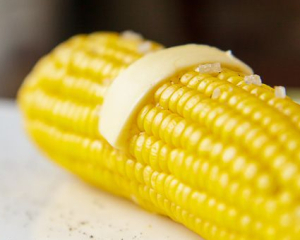Як за 3 хв. приготувати соковиту ароматну кукурудзу без варіння: лайфхак шеф-кухаря