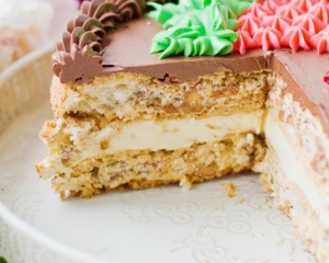 Тот самый вкус с детства: как приготовить легендарный "Киевский торт" дома