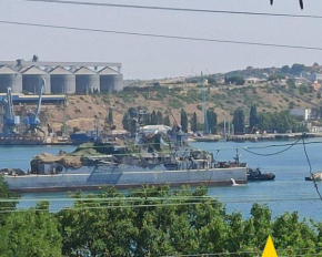 В Севастополе зафиксирован поврежденный корабль ЧФ РФ после удара ВСУ - &quot;АТЕШ&quot;