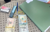 Десятки тисяч доларів хабаря: у Києві затримали посадовицю КМДА та директора ринку