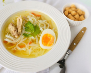 Когда солить суп: это правило меняет вкус и текстуру бульона.